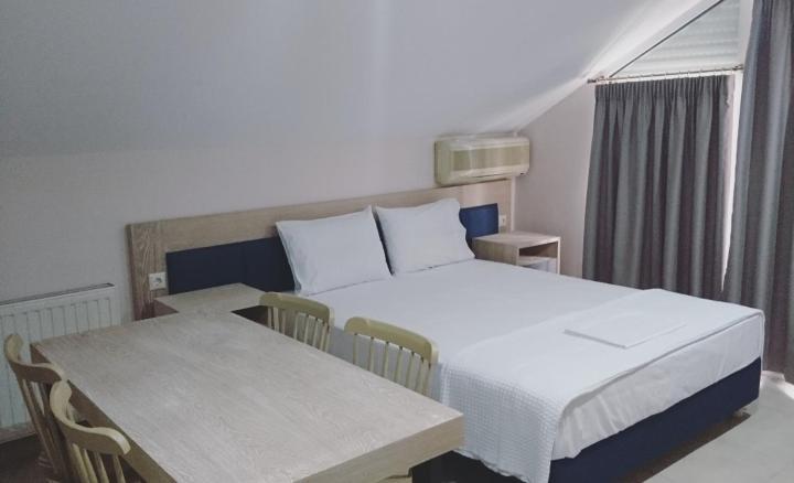 Le Monde Seaview Suites Nea Kallikrateia Rum bild